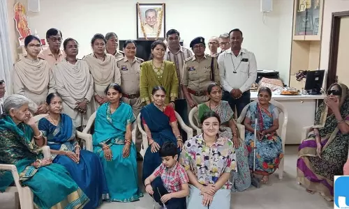 मातृत्व दिवस के अवसर पर रायपुर कमिश्नरेट पुलिस की महिला टीम पहुंची  वृद्धाश्रम