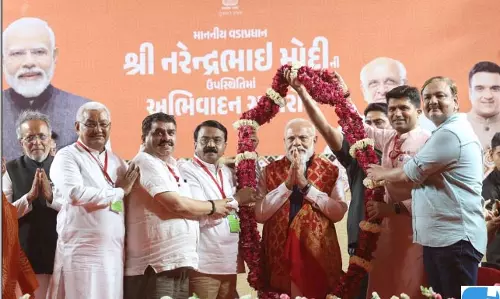 जनसभा के दौरान प्रधानमंत्री नरेंद्र मोदी का भव्य स्वागत जनसभा के दौरान प्रधानमंत्री नरेंद्र मोदी का भव्य स्वागत