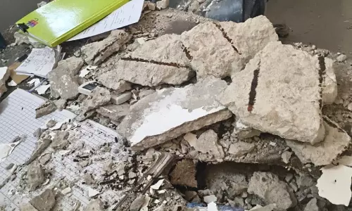सोनू लाइमस्टोन रेलवे स्टेशन पर बड़ा हादसा, छत गिरने से स्टेशन मास्टर घायल