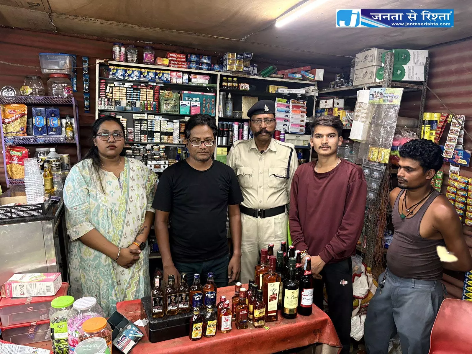 पान ठेले में रायपुर आबकारी टीम की दबिश, महंगी ब्रांड की विदेशी शराब और बीयर जब्त पान ठेले में रायपुर आबकारी टीम की दबिश, महंगी ब्रांड की विदेशी शराब और बीयर जब्त
