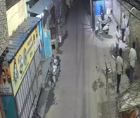 बीजेपी नेता को मारी गोली, हमले का CCTV वीडियो आया सामने बीजेपी नेता को मारी गोली, हमले का CCTV वीडियो आया सामने