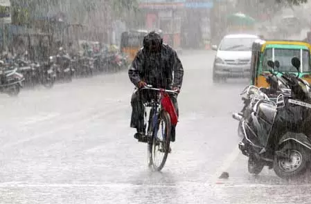 तमिलनाडु में भारी बारिश से लोगों का जनजीवन अस्त-व्यस्त, प्रमुख जलाशयों में पानी का प्रवाह बढ़ा तमिलनाडु में भारी बारिश से लोगों का जनजीवन अस्त-व्यस्त, प्रमुख जलाशयों में पानी का प्रवाह बढ़ा