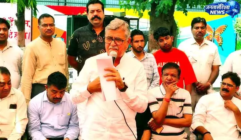 Rohtak के सफाई कर्मचारियों के आंदोलन को कांग्रेस का समर्थन मिला Rohtak के सफाई कर्मचारियों के आंदोलन को कांग्रेस का समर्थन मिला