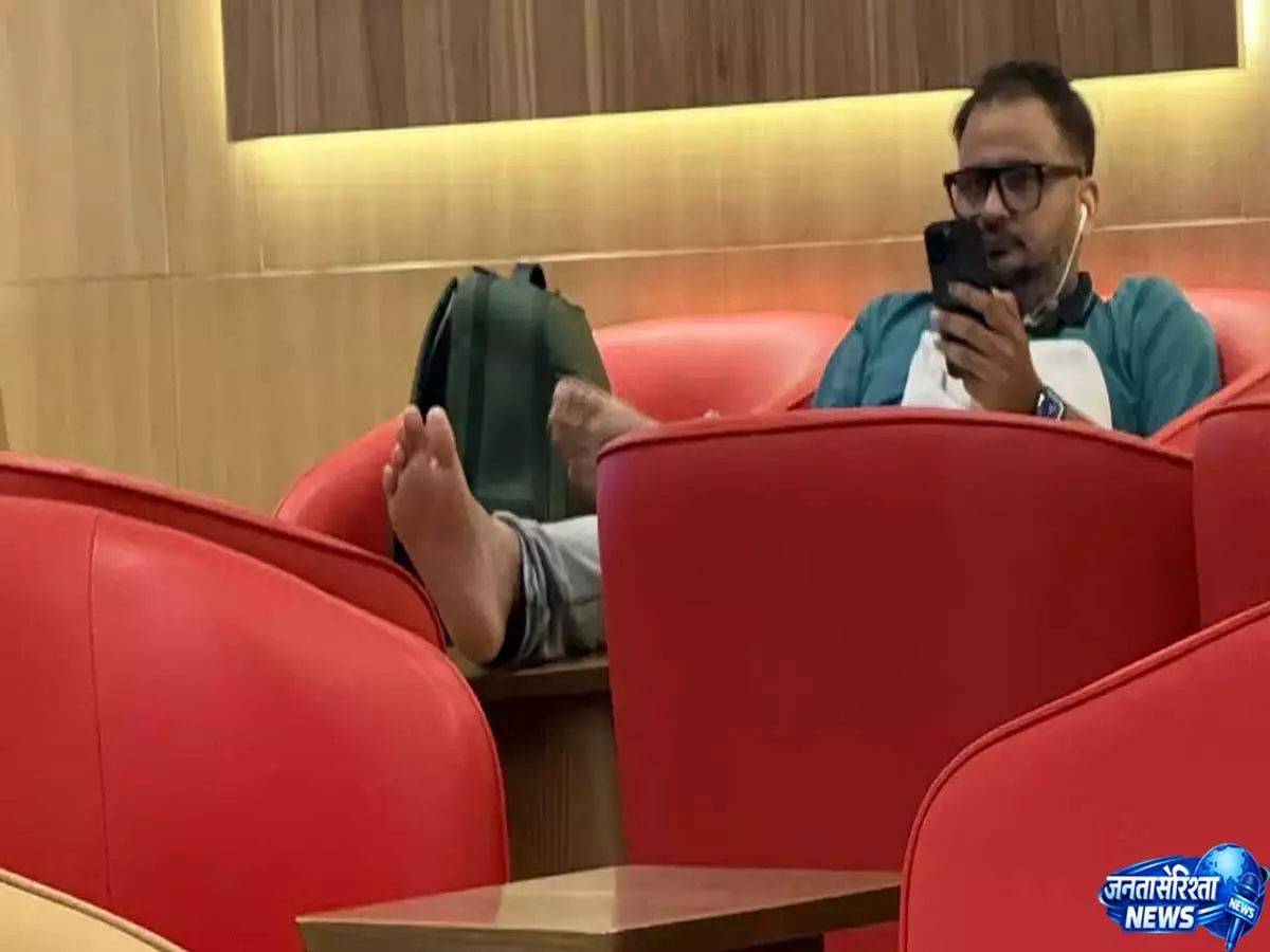 एयरपोर्ट विवाद: पैर टेबल पर रखने से भारतीय यात्री को मिली ऑनलाइन आलोचना – VIDEO एयरपोर्ट विवाद: पैर टेबल पर रखने से भारतीय यात्री को मिली ऑनलाइन आलोचना – VIDEO