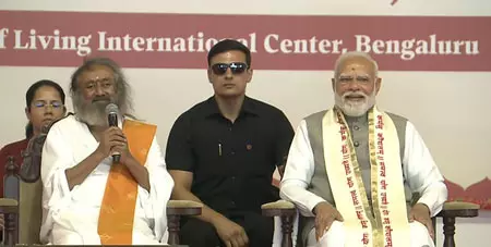 PM मोदी देश के अमूल्य और श्रेष्ठ पुत्र, हमें उन पर गर्व है : श्री श्री रविशंकर PM मोदी देश के अमूल्य और श्रेष्ठ पुत्र, हमें उन पर गर्व है : श्री श्री रविशंकर