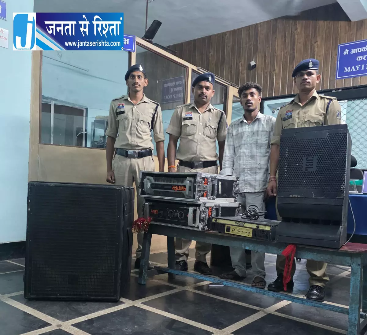 रात में तेज आवाज में साउंड बजाने वाले संचालक का DJ जब्त रात में तेज आवाज में साउंड बजाने वाले संचालक का DJ जब्त