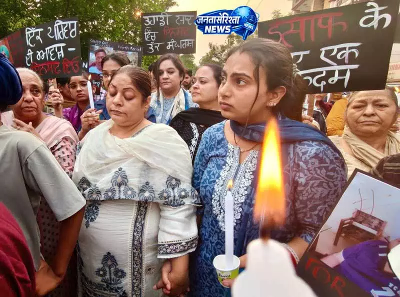 Ludhiana: आत्महत्या मामले में परिजनों की गिरफ्तारी की मांग, प्रशासन अलर्ट Ludhiana: आत्महत्या मामले में परिजनों की गिरफ्तारी की मांग, प्रशासन अलर्ट