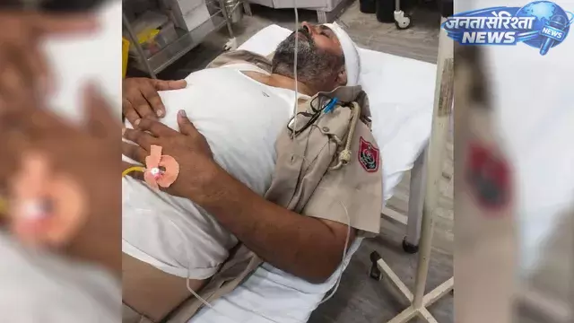 नशा तस्कर के घर छापेमारी के दौरान पुलिस टीम पर हमला, ASI सहित दो घायल नशा तस्कर के घर छापेमारी के दौरान पुलिस टीम पर हमला, ASI सहित दो घायल