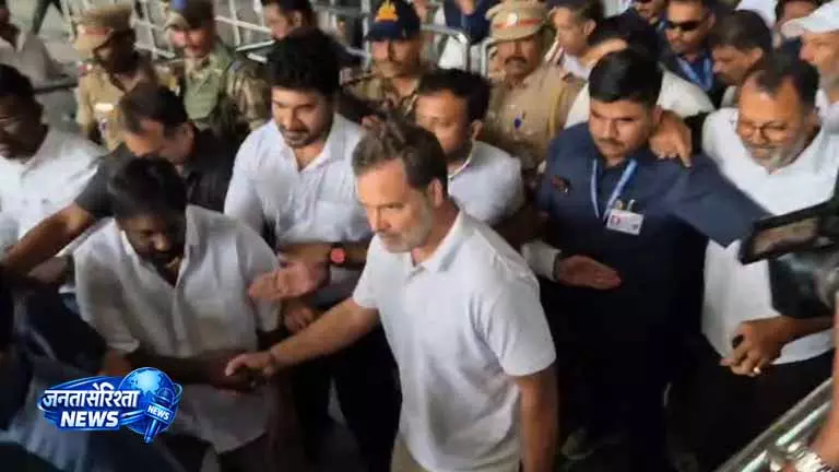 चेन्नई में कांग्रेस और DMK कार्यकर्ताओं में खुशी का जश्न चेन्नई में कांग्रेस और DMK कार्यकर्ताओं में खुशी का जश्न