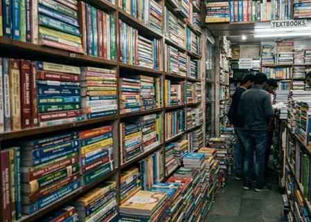 नकली NCERT किताबों के कारोबार का भंडाफोड़, 3 दुकानों पर FIR दर्ज नकली NCERT किताबों के कारोबार का भंडाफोड़, 3 दुकानों पर FIR दर्ज