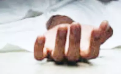 हत्या कहीं और सड़क किनारे खेत में लाश फेंककर कातिल फरार हत्या कहीं और सड़क किनारे खेत में लाश फेंककर कातिल फरार