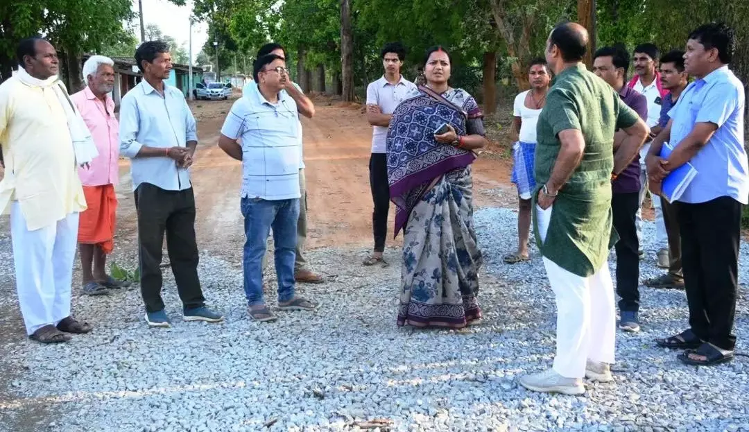 मंत्री लक्ष्मी राजवाड़े ने सड़क निर्माण कार्य का किया निरीक्षण मंत्री लक्ष्मी राजवाड़े ने सड़क निर्माण कार्य का किया निरीक्षण