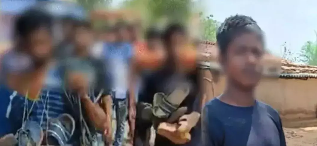 जूते-चप्पल की माला पहनाकर 2 लड़कों को किया अपमानित, चोरी के आरोप में गली में घुमाया जूते-चप्पल की माला पहनाकर 2 लड़कों को किया अपमानित, चोरी के आरोप में गली में घुमाया