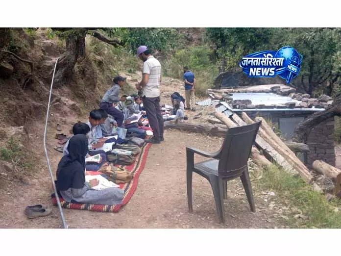Rajouri Panchayat में बच्चों के लिए नई स्कूल बिल्डिंग का इंतजार लंबा हुआ Rajouri Panchayat में बच्चों के लिए नई स्कूल बिल्डिंग का इंतजार लंबा हुआ