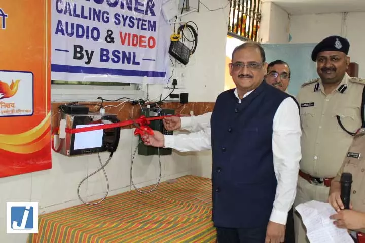 मदर्स डे पर महिला जेल रायपुर की बंदिनियों को मिला वीडियो कॉलिंग का तोहफा मदर्स डे पर महिला जेल रायपुर की बंदिनियों को मिला वीडियो कॉलिंग का तोहफा