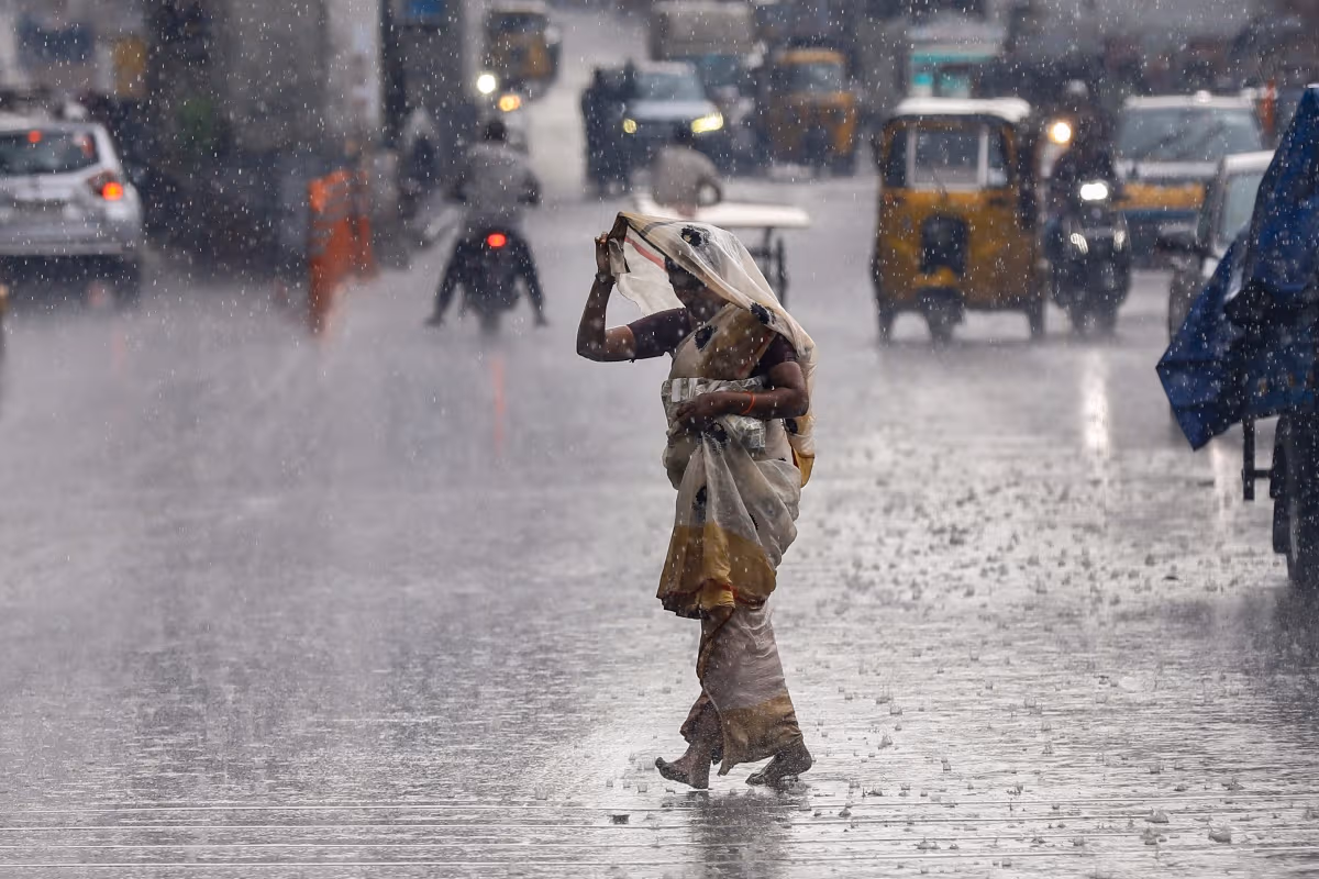 Kolkata: बंगाल में तेज हवाओं और बारिश की चेतावनी Kolkata: बंगाल में तेज हवाओं और बारिश की चेतावनी