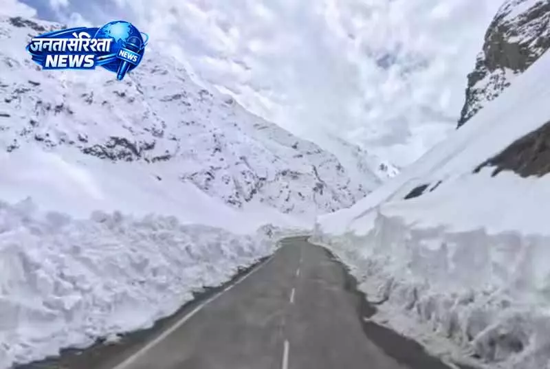Himachal: भूस्खलन और मौसम बाधाओं के बाद मार्ग खुला Himachal: भूस्खलन और मौसम बाधाओं के बाद मार्ग खुला
