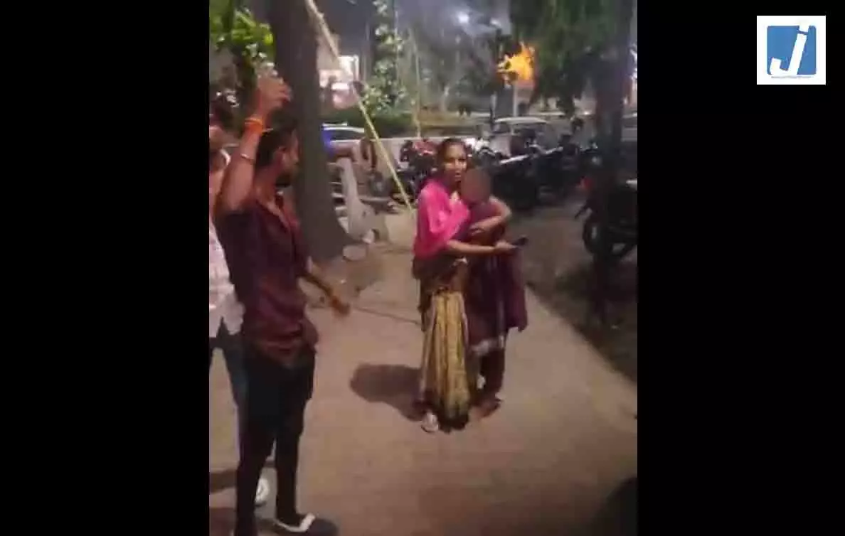 Mothers Day पर बच्ची को गुजरात से रेस्क्यू कर सौंपा गया परिजनों को, रायपुर पुलिस की तत्परता रंग लाई Mothers Day पर बच्ची को गुजरात से रेस्क्यू कर सौंपा गया परिजनों को, रायपुर पुलिस की तत्परता रंग लाई