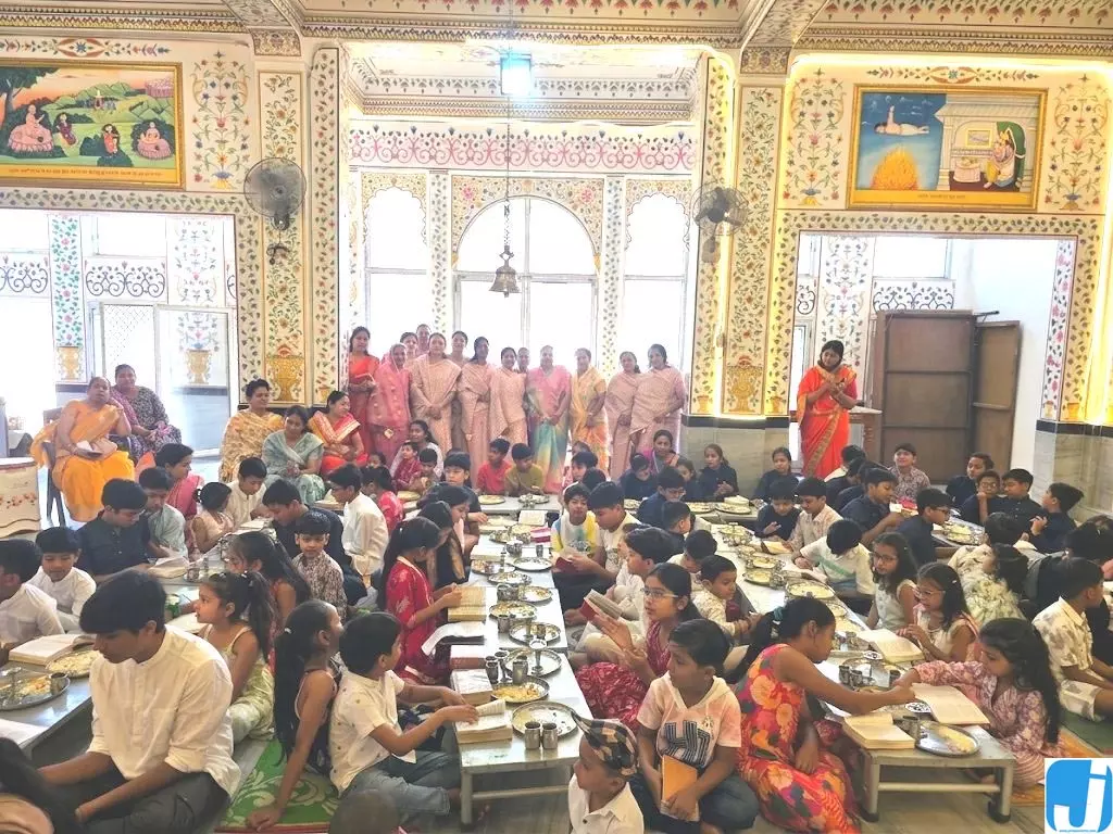 वीतराग महिला मंडल द्वारा मातृत्व दिवस पर छोटे बच्चों को दिए धार्मिक संस्कार वीतराग महिला मंडल द्वारा मातृत्व दिवस पर छोटे बच्चों को दिए धार्मिक संस्कार
