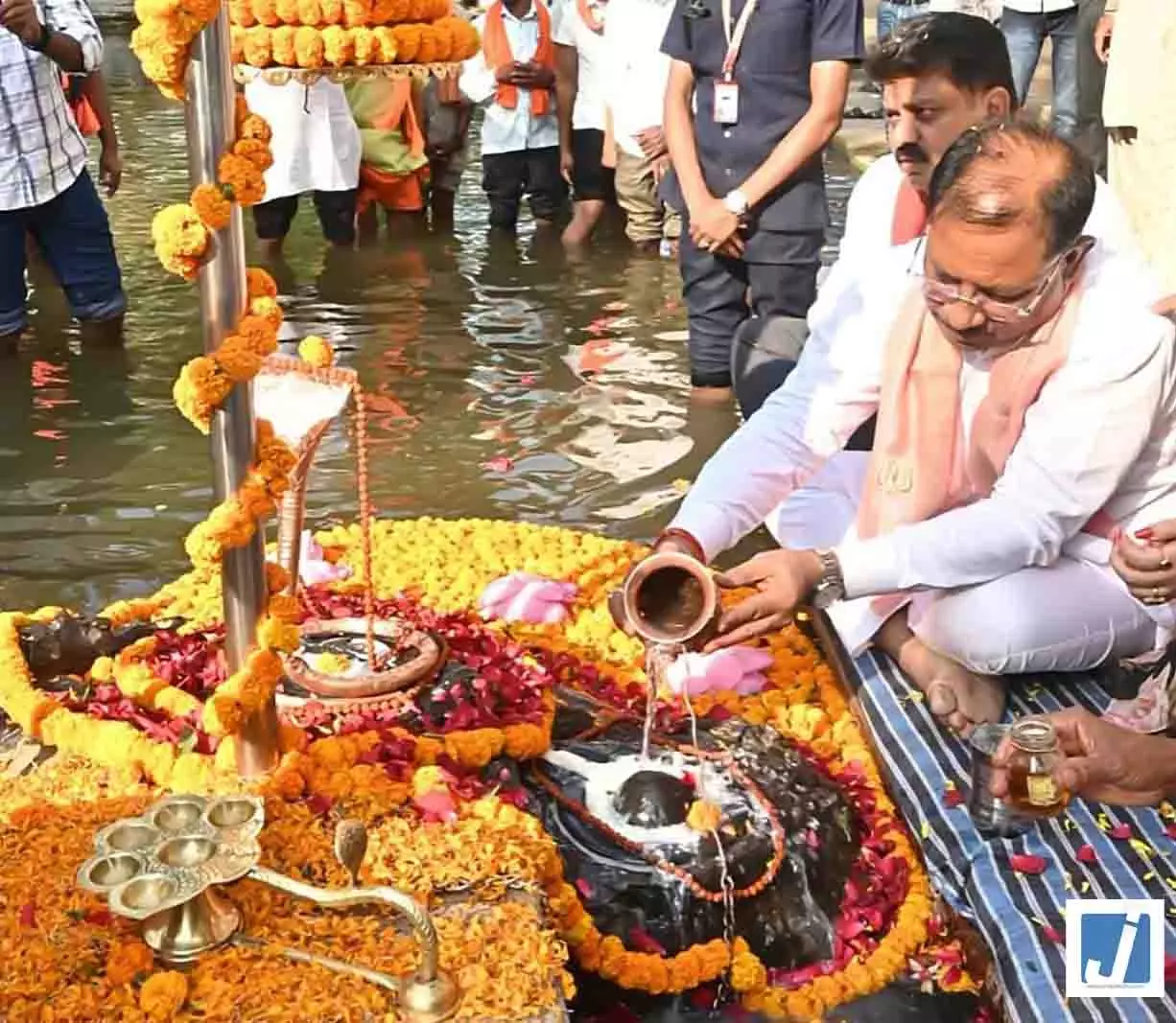 जलेश्वर महादेव धाम में मुख्यमंत्री विष्णुदेव साय ने किया जलाभिषेक: प्रदेश की सुख-समृद्धि की कामना की जलेश्वर महादेव धाम में मुख्यमंत्री विष्णुदेव साय ने किया जलाभिषेक: प्रदेश की सुख-समृद्धि की कामना की