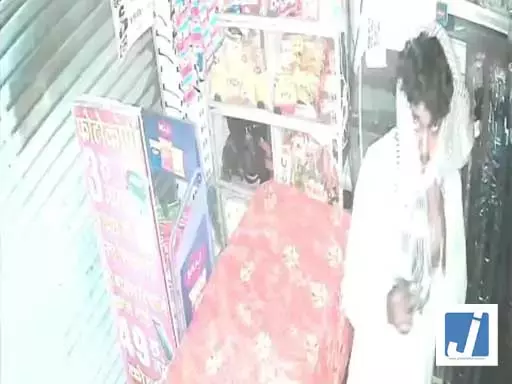 चोर ने तीन दुकानों पर धावा बोला, पूरी घटना CCTV कैमरे में कैद, चोरी देख मालिक के उड़े होश चोर ने तीन दुकानों पर धावा बोला, पूरी घटना CCTV कैमरे में कैद, चोरी देख मालिक के उड़े होश