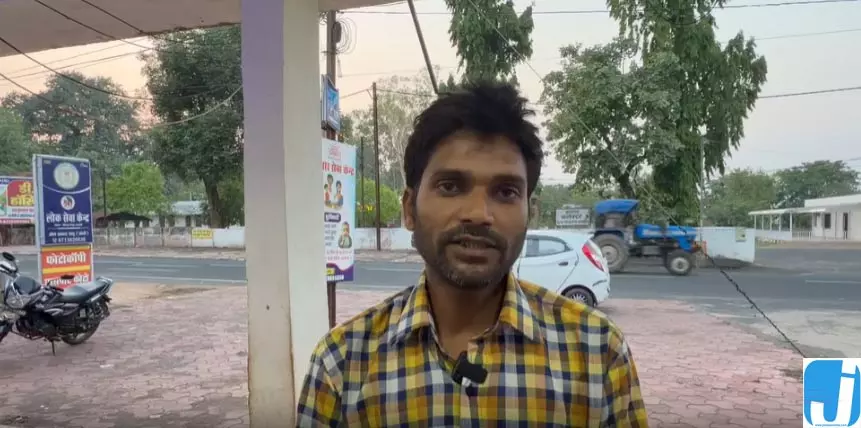जनपद पंचायत गौरेला में घूसकांड, तकनीकी सहायक रिश्वत लेते कैमरे में कैद जनपद पंचायत गौरेला में घूसकांड, तकनीकी सहायक रिश्वत लेते कैमरे में कैद
