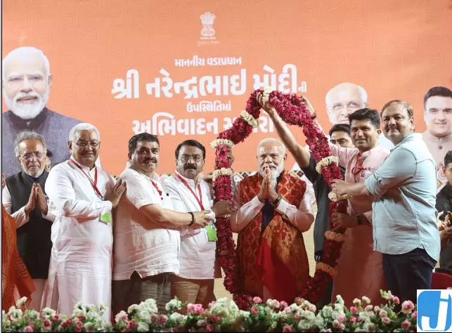 जनसभा के दौरान प्रधानमंत्री नरेंद्र मोदी का भव्य स्वागत जनसभा के दौरान प्रधानमंत्री नरेंद्र मोदी का भव्य स्वागत