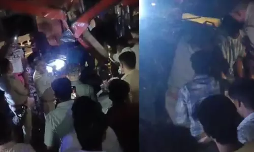 डबल डेकर बस का टायर फटा, 30 यात्री घायल, एक की मौत डबल डेकर बस का टायर फटा, 30 यात्री घायल, एक की मौत