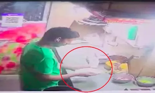 पिज्जा ऑर्डर करने से पहले 10 बार सोचेंगे, रेस्टोरेंट कर्मचारी ने थूक का किया इस्तेमाल पिज्जा ऑर्डर करने से पहले 10 बार सोचेंगे, रेस्टोरेंट कर्मचारी ने थूक का किया इस्तेमाल