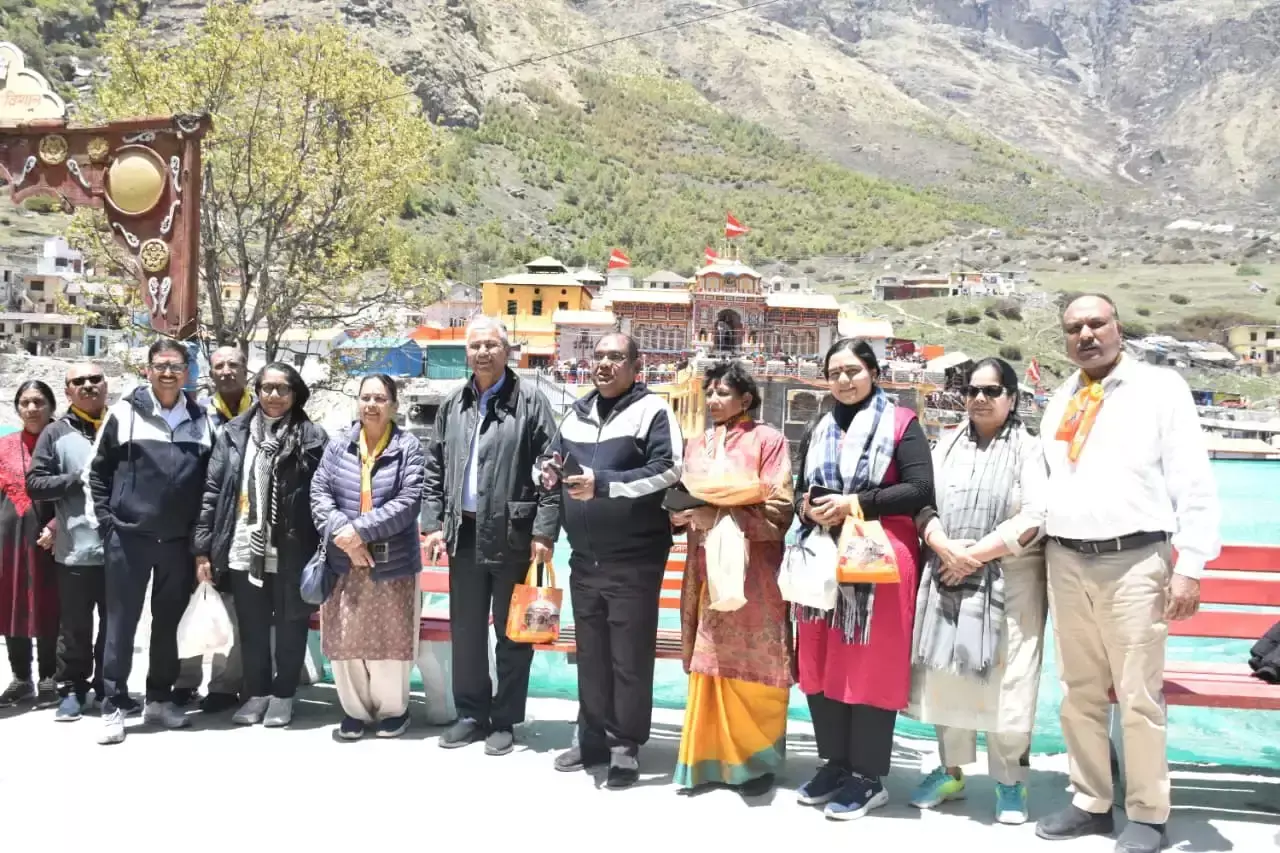 Dehradun: समिति सदस्यों ने बदरीनाथ धाम में टेका माथा