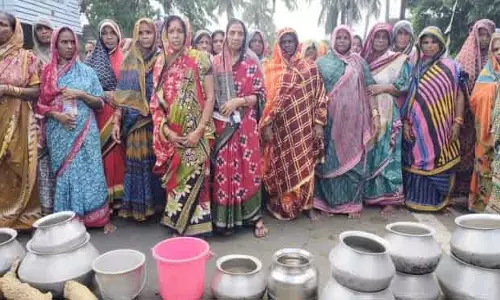 Purushottampur पानी न मिलने पर महिलाओं ने रोका ट्रैफिक Purushottampur पानी न मिलने पर महिलाओं ने रोका ट्रैफिक