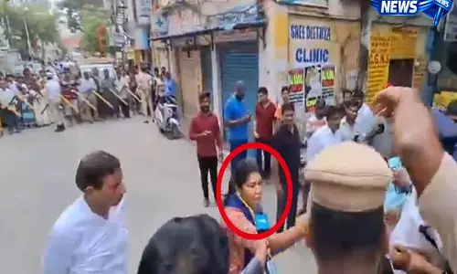 Hyderabad: AAP कार्यकर्ता PM मोदी काफिले के पास पहुंचते ही हिरासत में Hyderabad: AAP कार्यकर्ता PM मोदी काफिले के पास पहुंचते ही हिरासत में