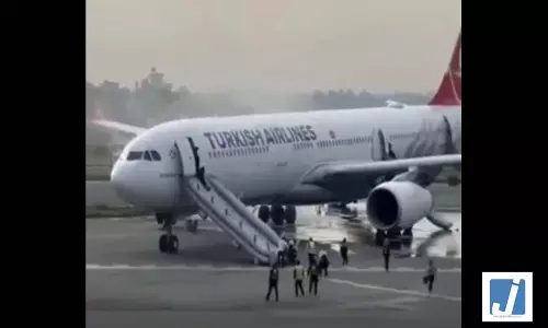 एयरपोर्ट पर टला बड़ा हादसा, विमान के टायर में आग लगी, देखें मंजर