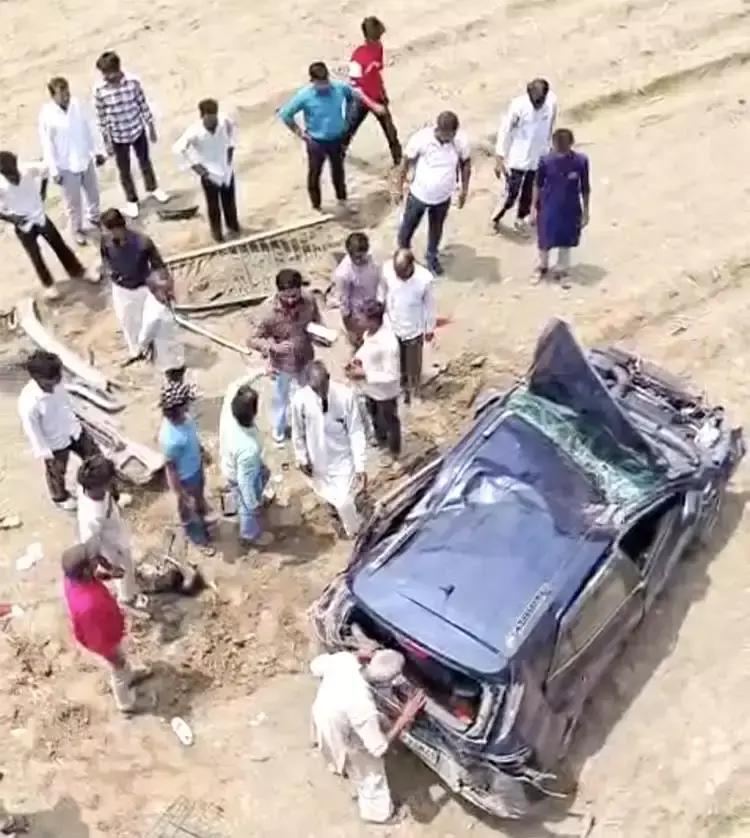 Haridwar: नदी में गिरी कार, पांच लोग गंभीर घायल Haridwar: नदी में गिरी कार, पांच लोग गंभीर घायल