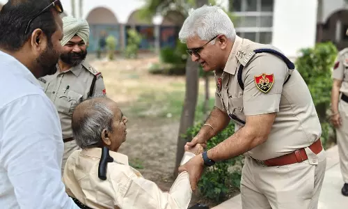 Sonipat: सोनीपत पुलिस ने जरूरतमंद मतदाताओं की की सहायता Sonipat: सोनीपत पुलिस ने जरूरतमंद मतदाताओं की की सहायता