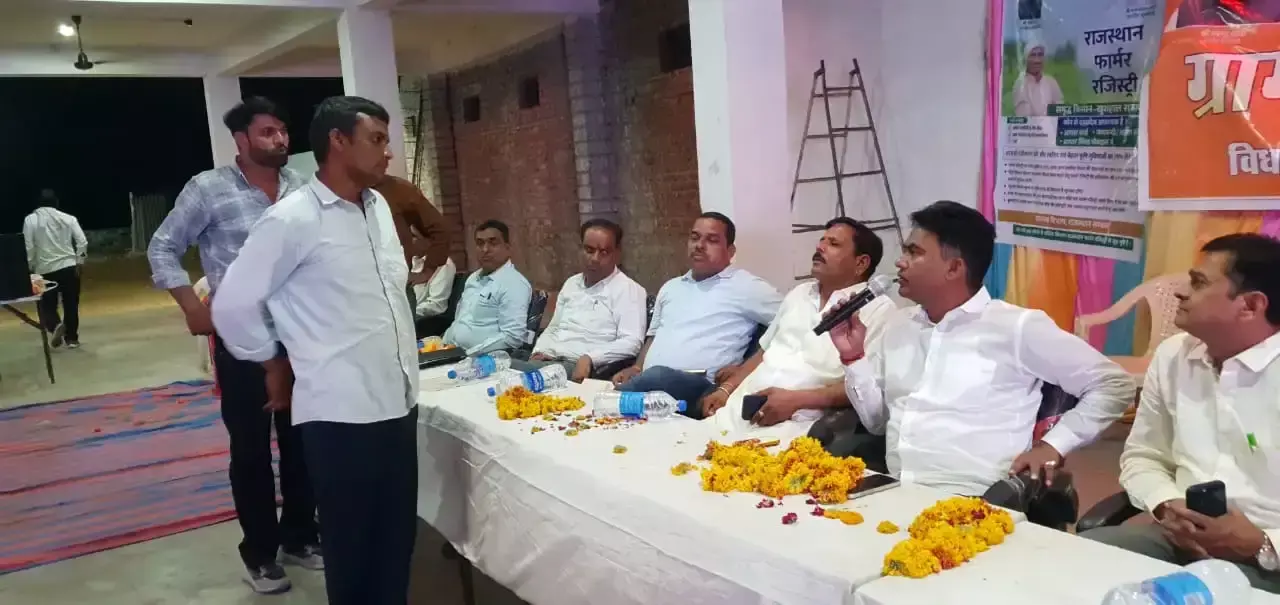 Chittorgarh: चौपाल में जनसमस्याओं के समाधान का आश्वासन Chittorgarh: चौपाल में जनसमस्याओं के समाधान का आश्वासन