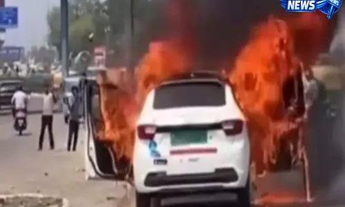 Greater Noida: बिसरख में चलती कार में आग, ड्राइवर ने खिड़की से  लगाई छलांग - VIDEO