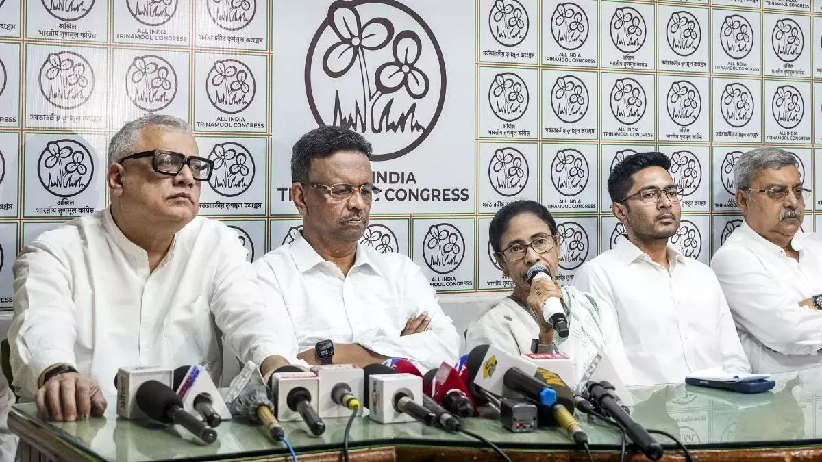 Kolkata: तृणमूल में अंदरूनी कलह की खबरें Kolkata: तृणमूल में अंदरूनी कलह की खबरें