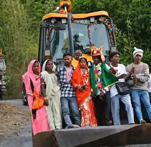 Udaipur: जेसीबी बकेट में दुल्हन की विदाई ने खींचा ध्यान