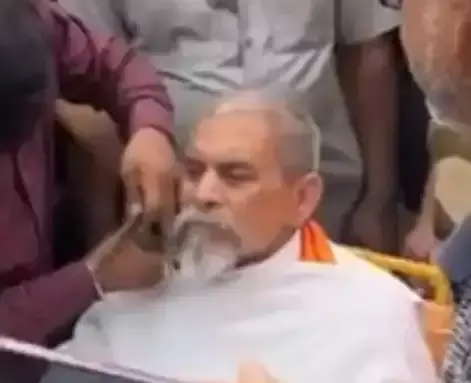 Hooghly: व्रत पूरा होते ही अच्छेलाल यादव ने बदला लुक Hooghly: व्रत पूरा होते ही अच्छेलाल यादव ने बदला लुक