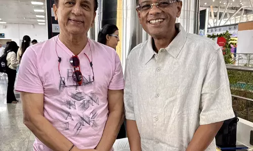 हवाई अड्डे में सुनील गावस्कर से मिले अमित जोगी हवाई अड्डे में सुनील गावस्कर से मिले अमित जोगी