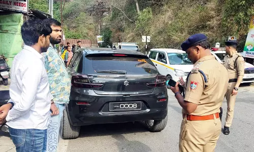Nainital: भ्रामक नंबर प्लेट और काले शीशों वाले वाहनों पर पुलिस की कार्रवाई Nainital: भ्रामक नंबर प्लेट और काले शीशों वाले वाहनों पर पुलिस की कार्रवाई