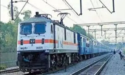Jaipur: रेलवे स्टाफ की सतर्कता से बच्चा सुरक्षित Jaipur: रेलवे स्टाफ की सतर्कता से बच्चा सुरक्षित