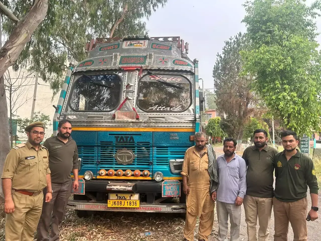 Kathua: लकड़ी तस्करी में कई वाहन जांच के घेरे में, 5 ट्रक जब्त Kathua: लकड़ी तस्करी में कई वाहन जांच के घेरे में, 5 ट्रक जब्त