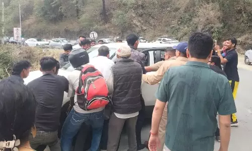 Mussoorie: मसूरी में वाहन दुर्घटना, चार लोगों का रेस्क्यू Mussoorie: मसूरी में वाहन दुर्घटना, चार लोगों का रेस्क्यू