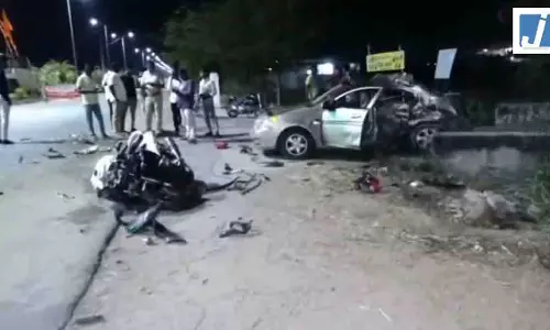 Car यू-टर्न ले रही थी...स्पोर्ट्स बाइक की कार से टक्कर, पांच लोगों की मौत Car यू-टर्न ले रही थी...स्पोर्ट्स बाइक की कार से टक्कर, पांच लोगों की मौत
