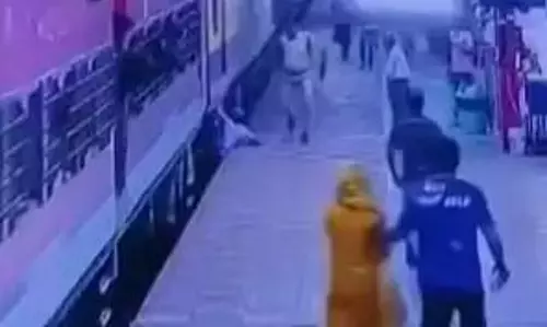 दुर्ग रेलवे स्टेशन में यात्री बाल-बाल बचा, RPF एएसआई बने  देवदूत