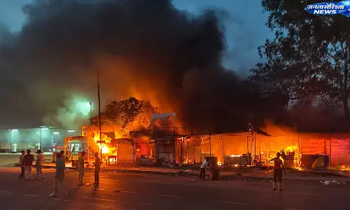 शिउर बांग्ला में भीषण आग, होटल, गैरेज और आठ दुकानें जलकर खाक शिउर बांग्ला में भीषण आग, होटल, गैरेज और आठ दुकानें जलकर खाक