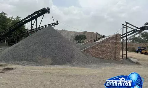 नूह में अवैध खनन फिर से शुरू, पंचायतें सड़कें बंद करने लगीं नूह में अवैध खनन फिर से शुरू, पंचायतें सड़कें बंद करने लगीं