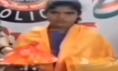 महिला नक्सली ने जगदलपुर में किया सरेंडर महिला नक्सली ने जगदलपुर में किया सरेंडर